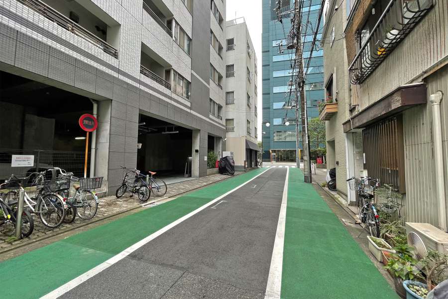 敷地西側の前面道路（北側から）
