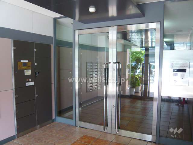 エントランスにはオートロックと宅配ボックスが設置されています。