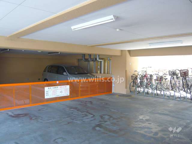 敷地内駐車場（機械式）と駐輪場