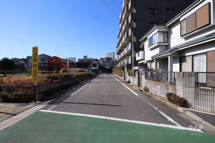 敷地南側の前面道路(東側から)