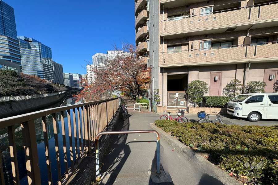 敷地南西側の前面道路