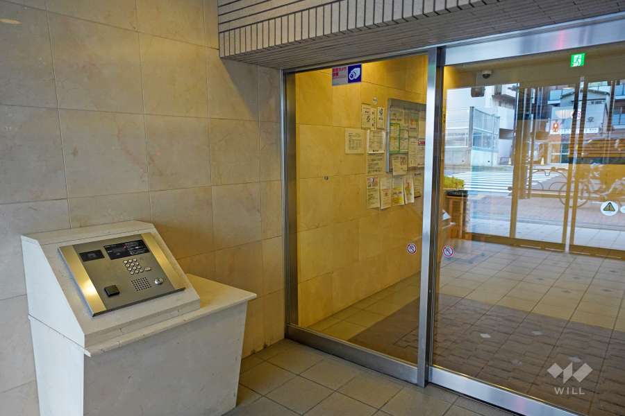 エントランスはオートロック付きです。