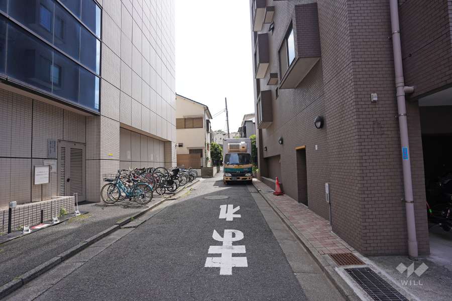 敷地南東側の前面道路（北東側から）