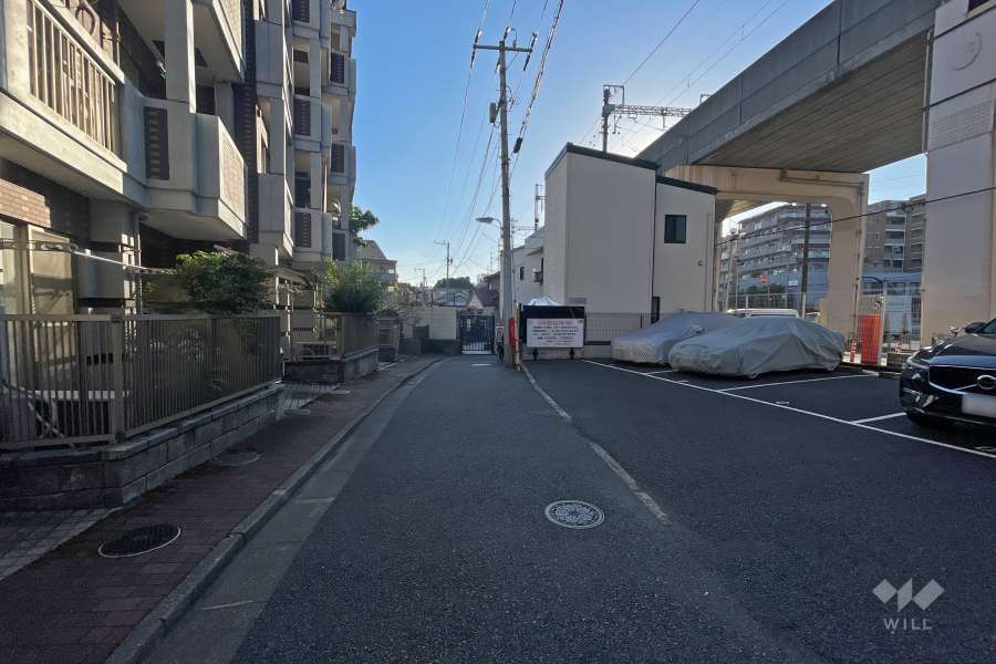 敷地西側の前面道路（北側から）