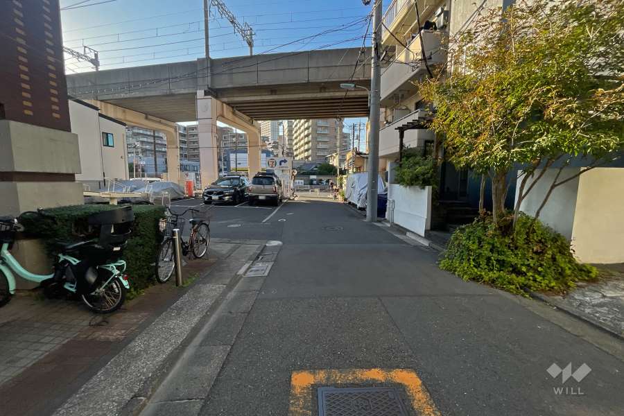 敷地北側の前面道路（東側から）