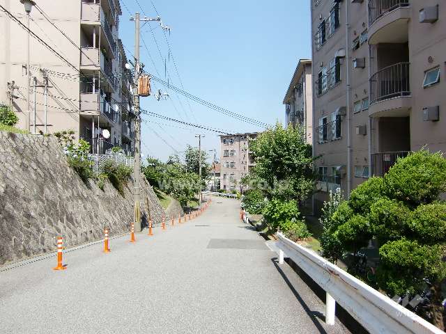 敷地は傾斜地で、東方向に下っています。