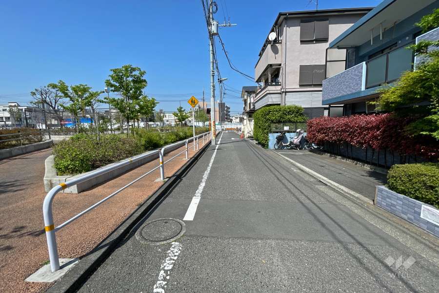 敷地西側の前面道路（南側から）