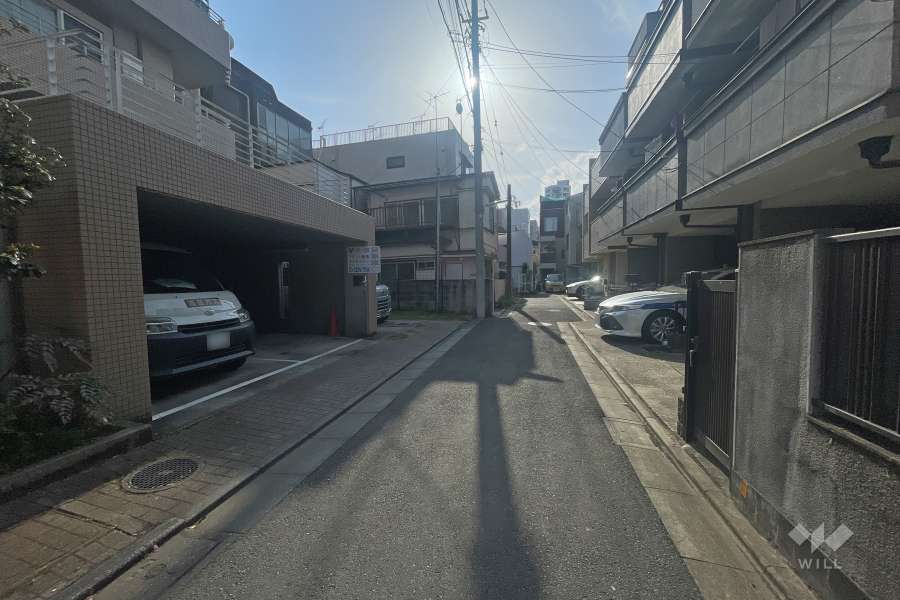 敷地南側の前面道路（東側から）