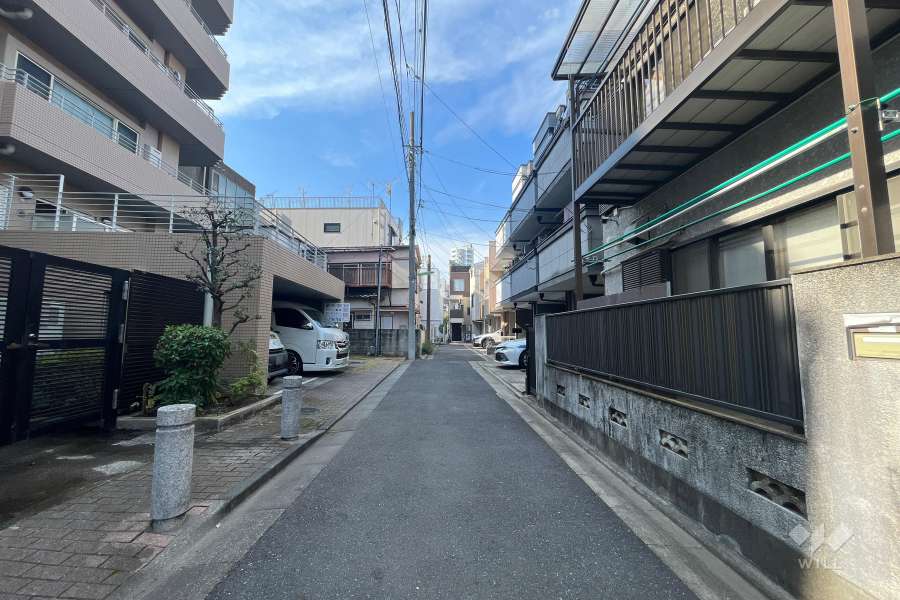 敷地北側の前面道路（東側から）