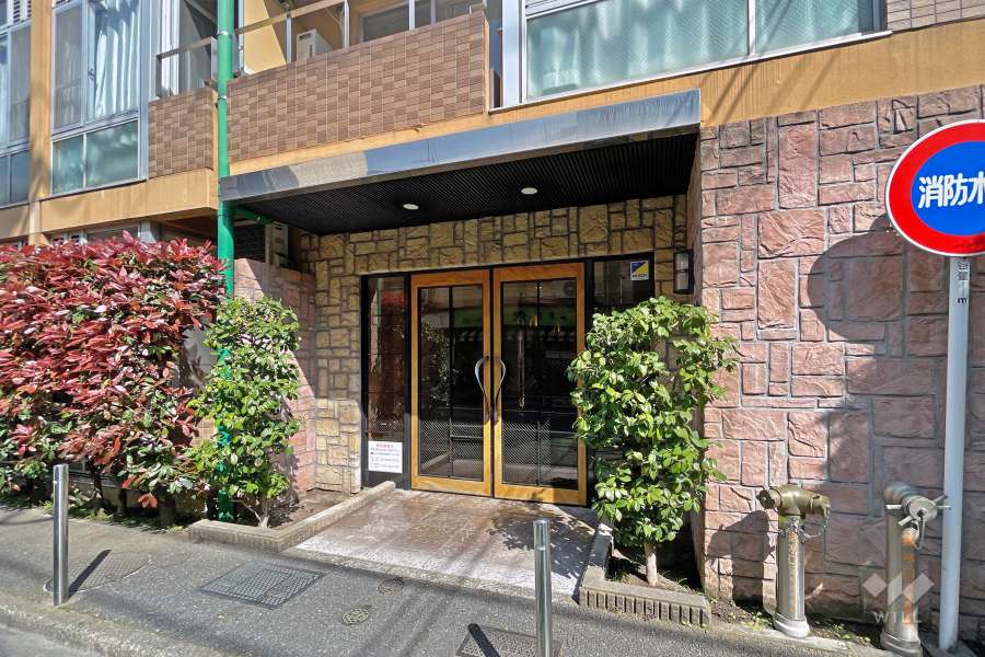エントランスはオートロック付きです。