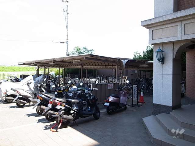 エントランス横にある駐輪場とバイク置き場