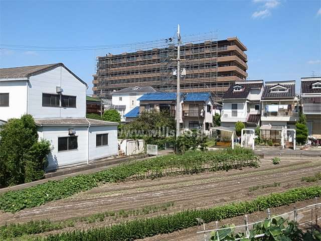 ライオンズガーデン園田の外観（南東側）　周辺には一戸建てが中心に立ち並んでいます。