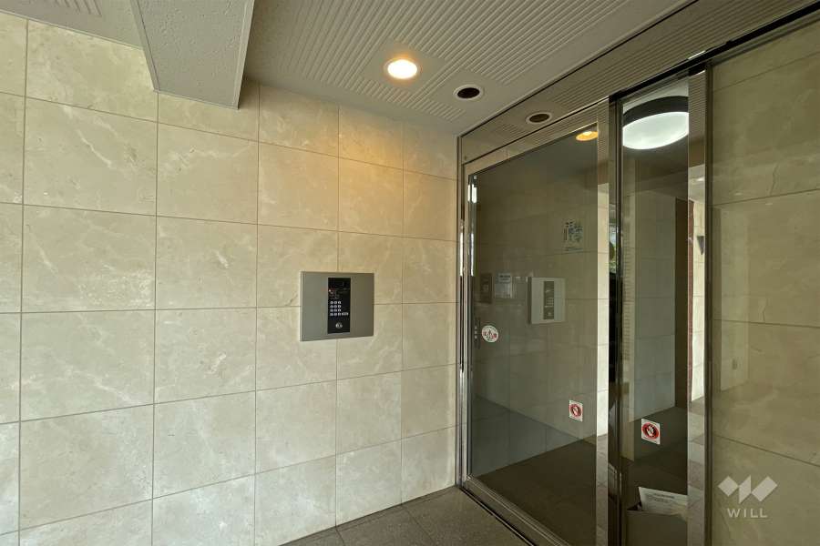 エントランスはオートロック付きです。