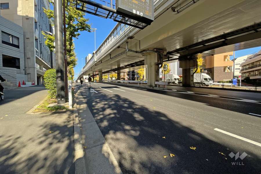 敷地東側の前面道路（南側から）