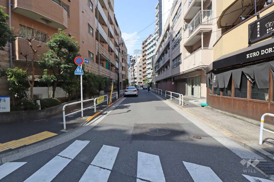 敷地東側の前面道路（南側から）