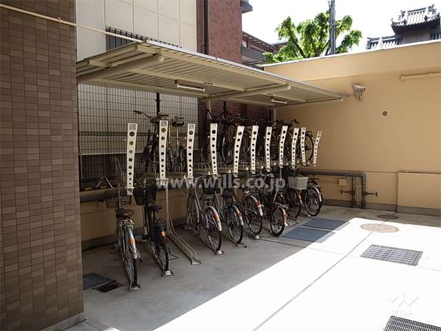 駐車場の奥にある駐輪場