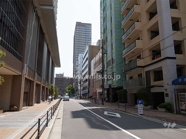 敷地北側の前面道路。周辺は住宅の他、店舗や事務所が並ぶ商業地です。