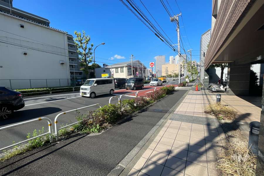 敷地西側前面道路（南側から）は天王洲通りです。