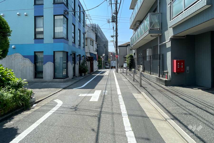 敷地東側の前面道路