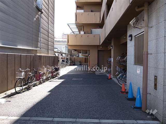 駐車場入口。建物1階部分に駐輪場が設置されています。