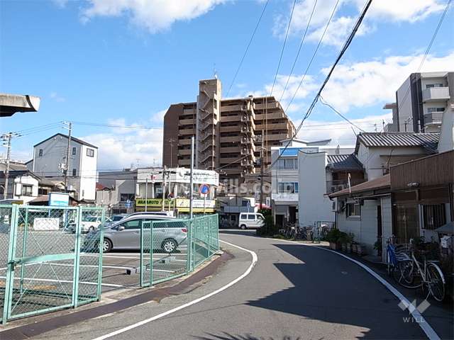 グリーントピア21セレーノ尼崎の外観（西側から遠景）　周辺は住宅と商店が混在しています。