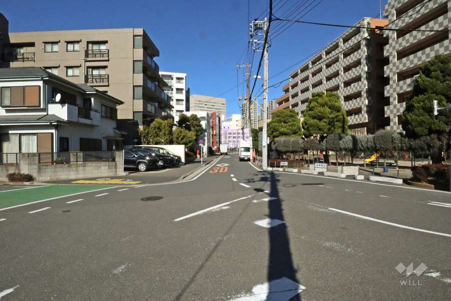 敷地西側の前面道路