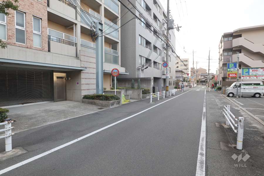 敷地西側の前面道路（北西側から）
