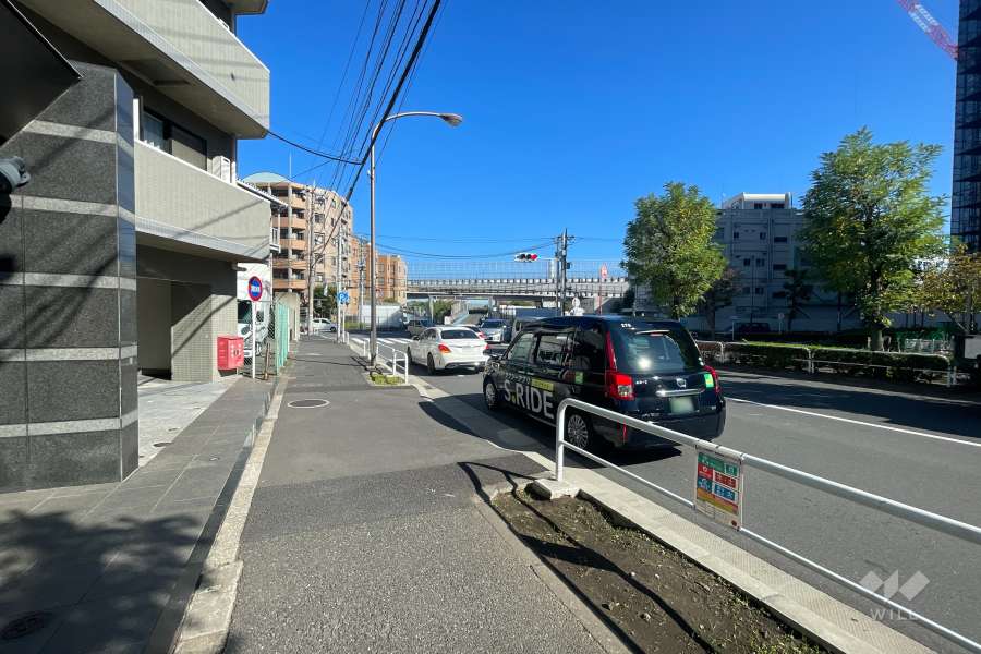 敷地南側の前面道路（西側から）