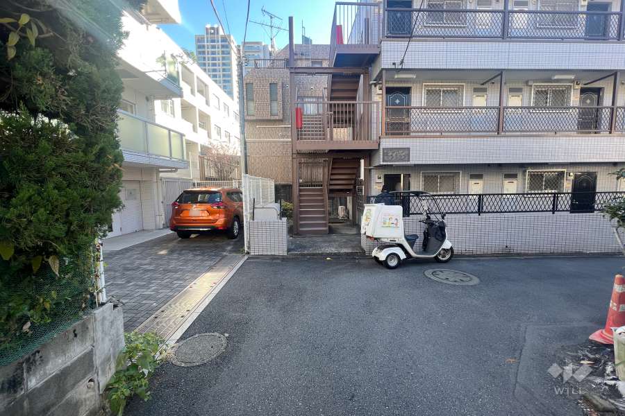 敷地南西側の前面道路（北西側から）