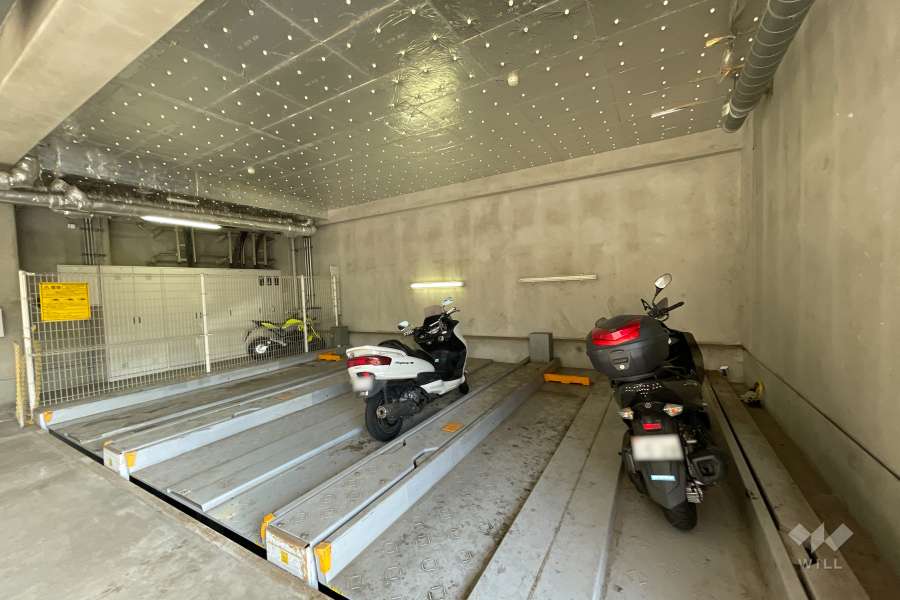 屋内に設けられたバイク置き場