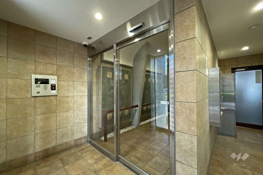 エントランスはオートロック付きです。