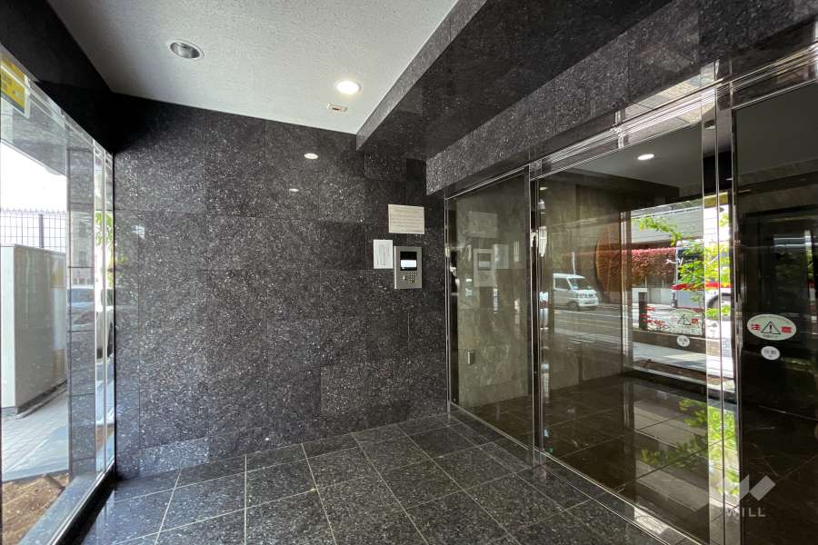 エントランスはオートロック付きです。