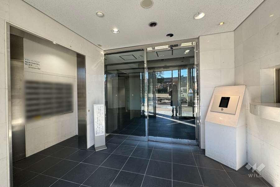 エントランスはオートロック付きです。