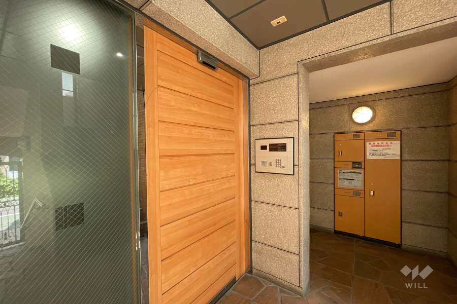 エントランスはオートロック付きです。