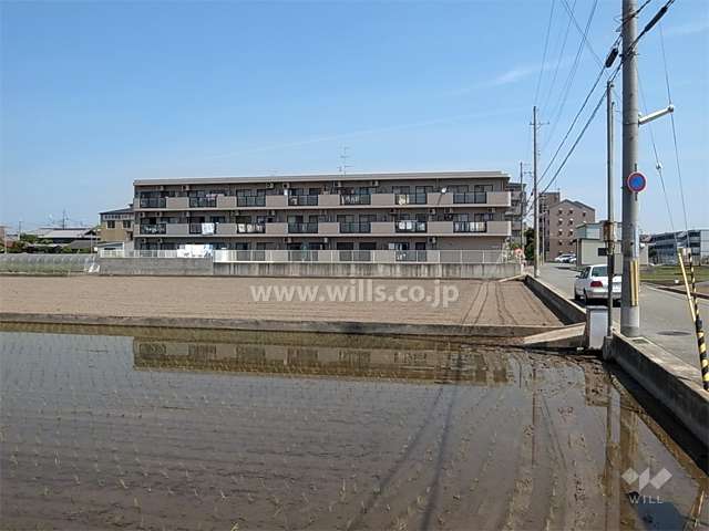 周辺は田畑が多いのどかな住宅地です。
