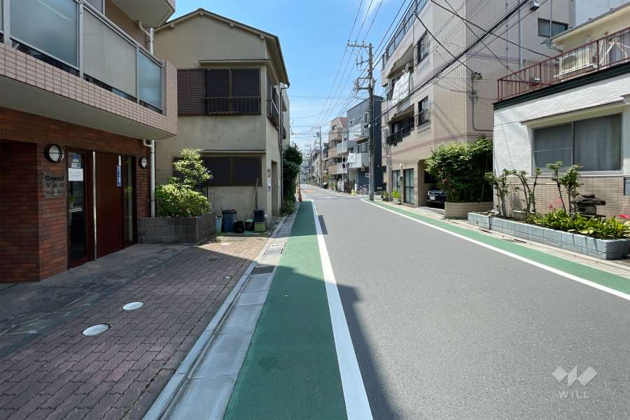 敷地北西側の前面道路（北東側から）