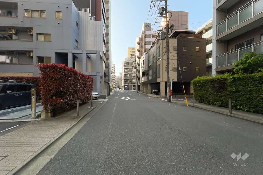 敷地北側の前面道路（東側から）