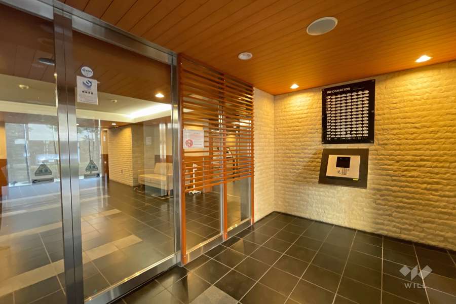 エントランスはオートロック付きです。