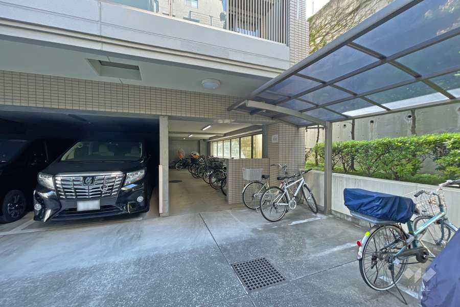 敷地内駐車場（屋内平面式）と駐輪場