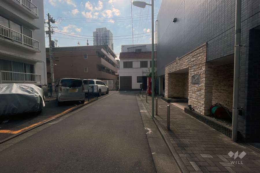 敷地南側の前面道路（東側から）