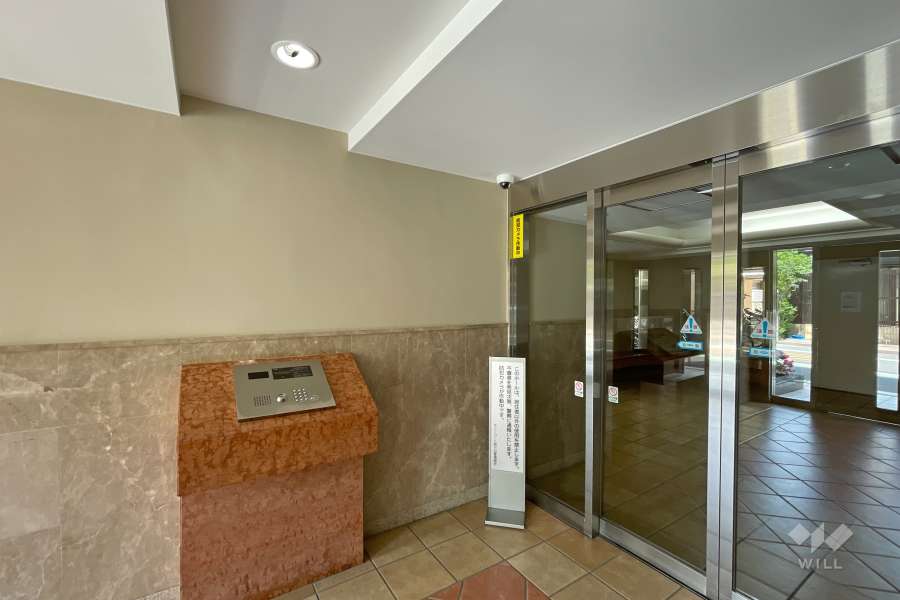 エントランスはオートロック付きです。