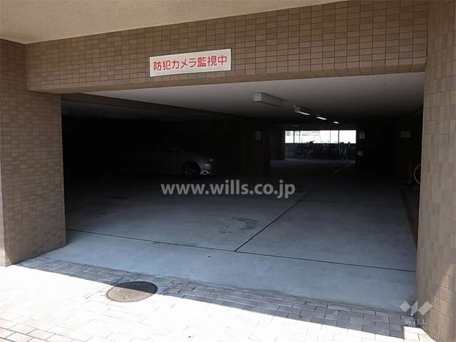 建物1階にある敷地内駐車場入り口