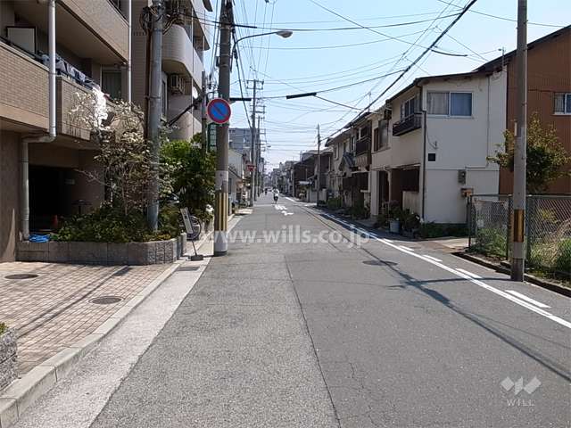 敷地南側の前面道路。周辺は静かな住宅地です。