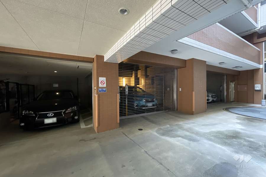 敷地内駐車場（屋内平面式・リングシャッター付き）