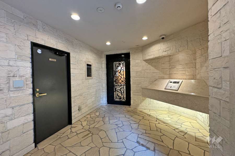 エントランスはオートロック付きです。