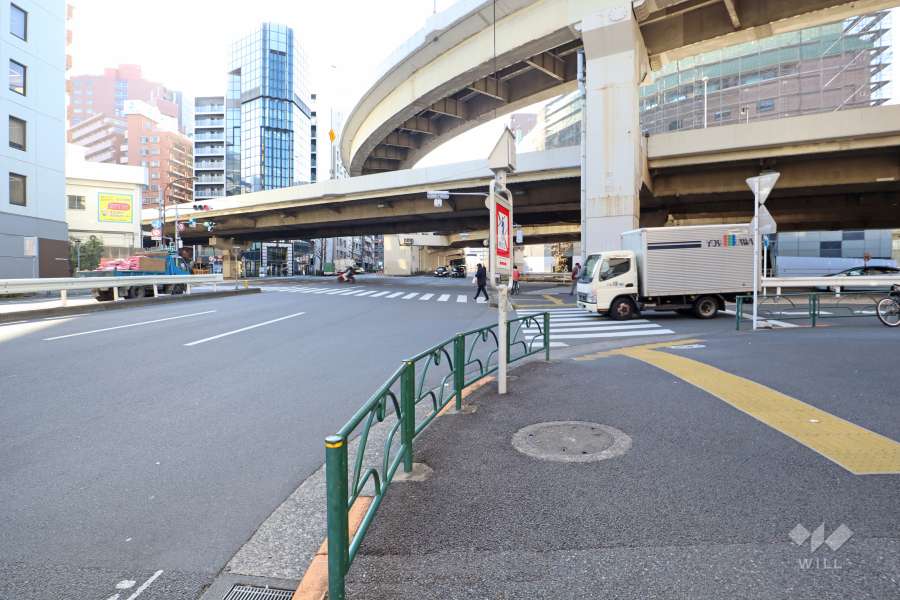 敷地南側の前面道路（東側から）