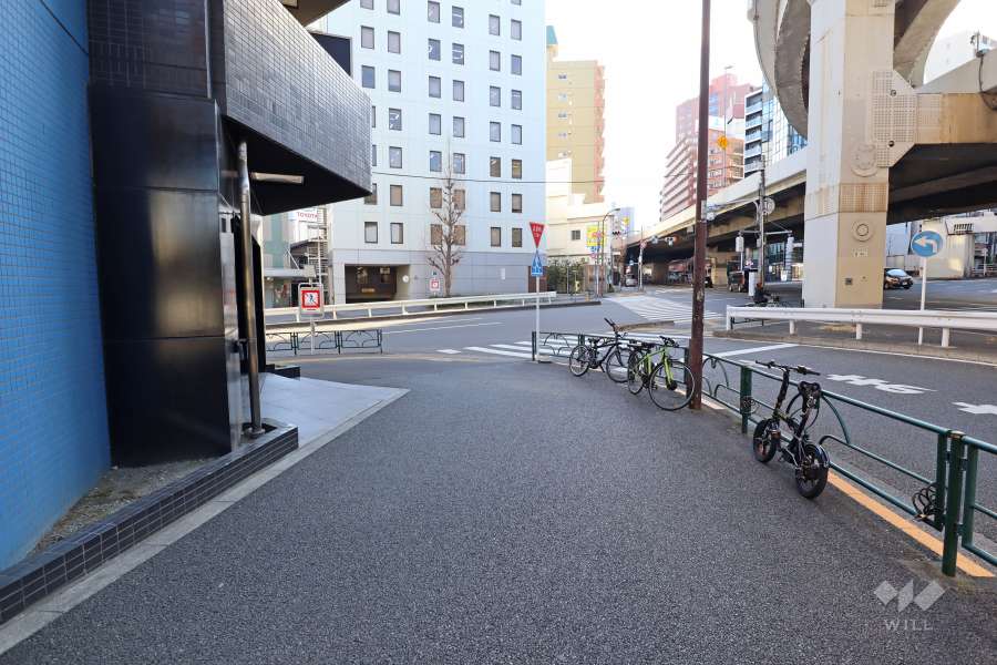 敷地南西側の交差点（西側から）