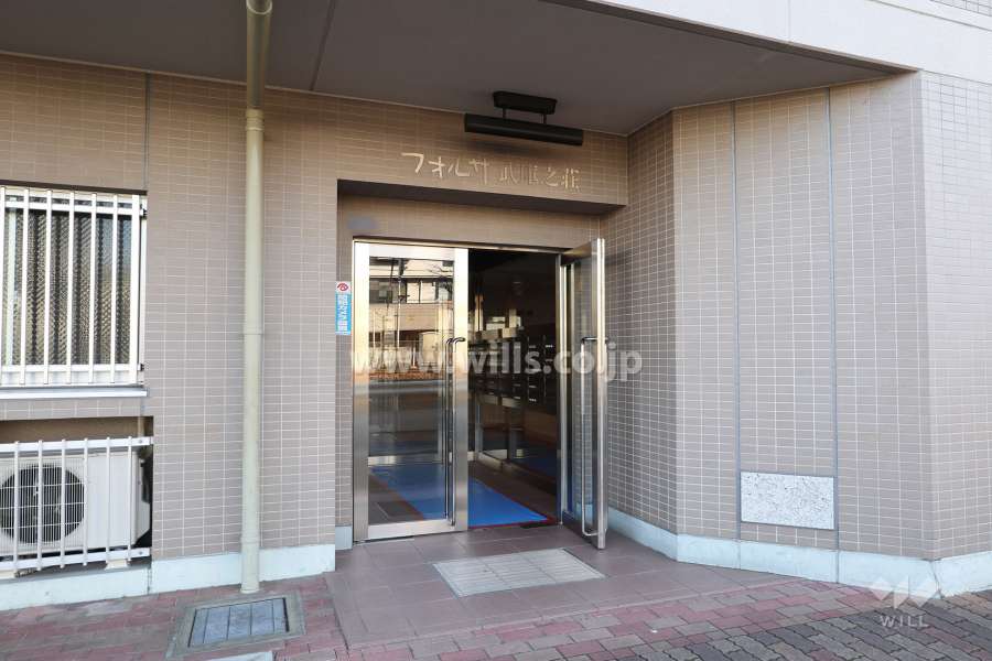 敷地北側の前面道路。道を挟んで阪急神戸線が走っています。