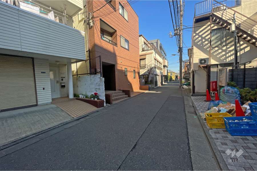 敷地北西側の前面道路（南西側から）