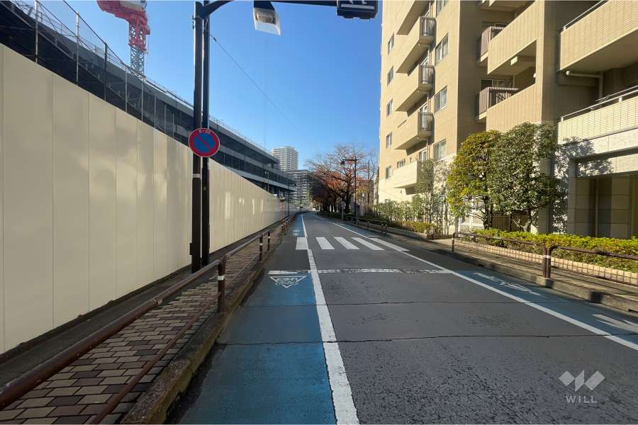 敷地南東側の前面道路（北東側から）